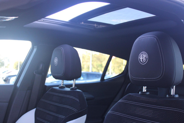Alfa Romeo Tonale 1.3 270PK Ibrida Plug-In Q4 SPORT SPECIALE | PANORAMISCH SCHUIF KANTELDAK MET ZWARTE DAKSTRIPS | ROSSO BRERA (METALLIC ROOD) MET ZWART DAK  | HARMAN KARDON PREMIUM AUDIO MET 14 SPEAKERS | TECHNOLOGY PACK: PARKEERWAARSCHUWING VOOR EN ACHTER/360° CAMERA / AUTONOMOUS DRIVING LEVEL 2: ADAPTIVE CRUISE CONTROL/LANE CENTERING ASSIST/TRAFFIC JAM ASSIST DODEHOEK DETECTIE AUTOMATISCH DIMMENDE BUITENSPIEGELS ELEKTRISCH BEDIENBARE ACHTERKLEP | 20" LICHTMETALEN VELGEN FORI | DRAADLOZE TELEFOONLADER | NAVIGATIE | DRAADLOZE APPLE CARPLAY/ANDROID AUTO | FULL LED MATRIX KOPLAMPEN | LED