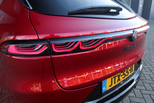 Alfa Romeo Tonale 1.3 270PK Ibrida Plug-In Q4 SPORT SPECIALE | PANORAMISCH SCHUIF KANTELDAK MET ZWARTE DAKSTRIPS | ROSSO BRERA (METALLIC ROOD) MET ZWART DAK  | HARMAN KARDON PREMIUM AUDIO MET 14 SPEAKERS | TECHNOLOGY PACK: PARKEERWAARSCHUWING VOOR EN ACHTER/360° CAMERA / AUTONOMOUS DRIVING LEVEL 2: ADAPTIVE CRUISE CONTROL/LANE CENTERING ASSIST/TRAFFIC JAM ASSIST DODEHOEK DETECTIE AUTOMATISCH DIMMENDE BUITENSPIEGELS ELEKTRISCH BEDIENBARE ACHTERKLEP | 20" LICHTMETALEN VELGEN FORI | DRAADLOZE TELEFOONLADER | NAVIGATIE | DRAADLOZE APPLE CARPLAY/ANDROID AUTO | FULL LED MATRIX KOPLAMPEN | LED