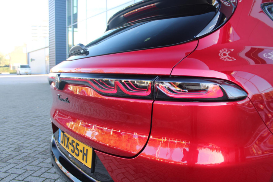 Alfa Romeo Tonale 1.3 270PK Ibrida Plug-In Q4 SPORT SPECIALE | PANORAMISCH SCHUIF KANTELDAK MET ZWARTE DAKSTRIPS | ROSSO BRERA (METALLIC ROOD) MET ZWART DAK  | HARMAN KARDON PREMIUM AUDIO MET 14 SPEAKERS | TECHNOLOGY PACK: PARKEERWAARSCHUWING VOOR EN ACHTER/360° CAMERA / AUTONOMOUS DRIVING LEVEL 2: ADAPTIVE CRUISE CONTROL/LANE CENTERING ASSIST/TRAFFIC JAM ASSIST DODEHOEK DETECTIE AUTOMATISCH DIMMENDE BUITENSPIEGELS ELEKTRISCH BEDIENBARE ACHTERKLEP | 20" LICHTMETALEN VELGEN FORI | DRAADLOZE TELEFOONLADER | NAVIGATIE | DRAADLOZE APPLE CARPLAY/ANDROID AUTO | FULL LED MATRIX KOPLAMPEN | LED