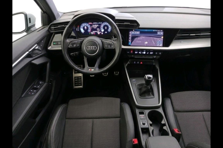 Audi A3 Sportback 30 TFSI S edition 110pk | Navigatie | S line interieur | Apple Carplay /-Android auto | 17 inch Lichtmetalen velgen | Cruise controle | Parkeersensoren voor en achter