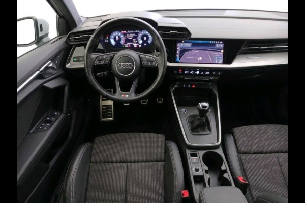 Audi A3 Sportback 30 TFSI S edition 110pk | Navigatie | S line interieur | Apple Carplay /-Android auto | 17 inch Lichtmetalen velgen | Cruise controle | Parkeersensoren voor en achter