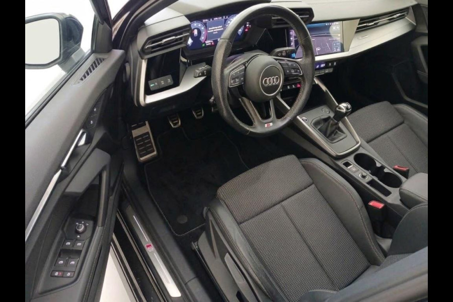 Audi A3 Sportback 30 TFSI S edition 110pk | Navigatie | S line interieur | Apple Carplay /-Android auto | 17 inch Lichtmetalen velgen | Cruise controle | Parkeersensoren voor en achter