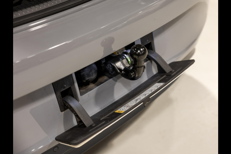 Volkswagen ID.3 First Max 58 kWh SOH 93% / 204pk / Panorama dak / Trekhaak / Leder / Stoel en stuur verwarming /