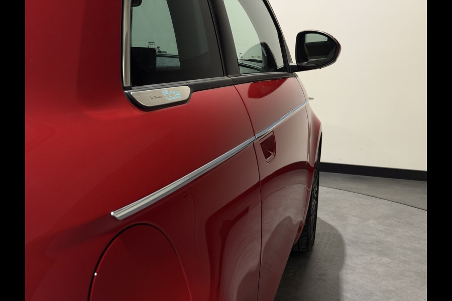 Fiat 500 La Prima 42 kWh | Panorama dak | Apple carplay  / Android auto | JBL! premium audio |