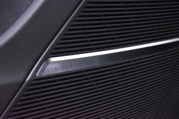 Audi Q8 60 TFSI e quattro S-Line Competition 462pk | AKRAPOVIC | MASSAGE