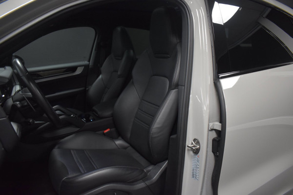 Porsche Cayenne Coupé 3.0 E-Hybrid TURBO GT 470pk | BIJRIJDERSDISPLAY | SPORTUITLAAT | PANODAK
