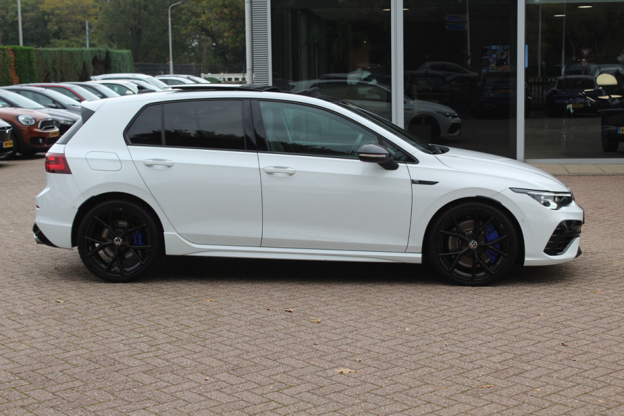 Volkswagen Golf 2.0 TSI R 4Motion / Panoramadak / Camera / Sportuitlaat / 19'' / Matrix LED / Keyless / CarPlay / Stoelverwarming / Dodehoek / DAB / ACC