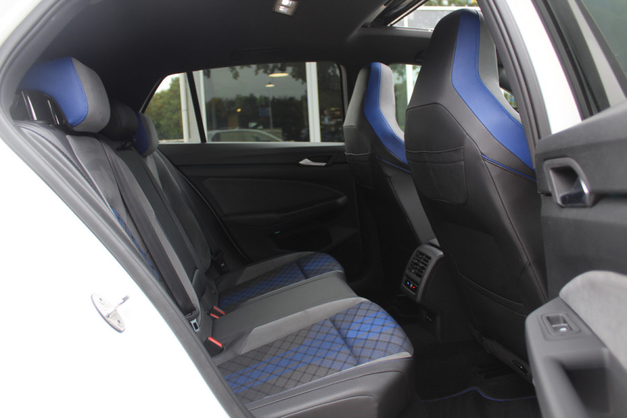 Volkswagen Golf 2.0 TSI R 4Motion / Panoramadak / Camera / Sportuitlaat / 19'' / Matrix LED / Keyless / CarPlay / Stoelverwarming / Dodehoek / DAB / ACC