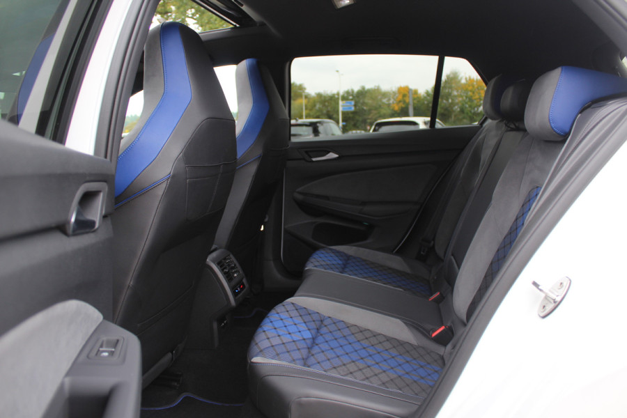 Volkswagen Golf 2.0 TSI R 4Motion / Panoramadak / Camera / Sportuitlaat / 19'' / Matrix LED / Keyless / CarPlay / Stoelverwarming / Dodehoek / DAB / ACC