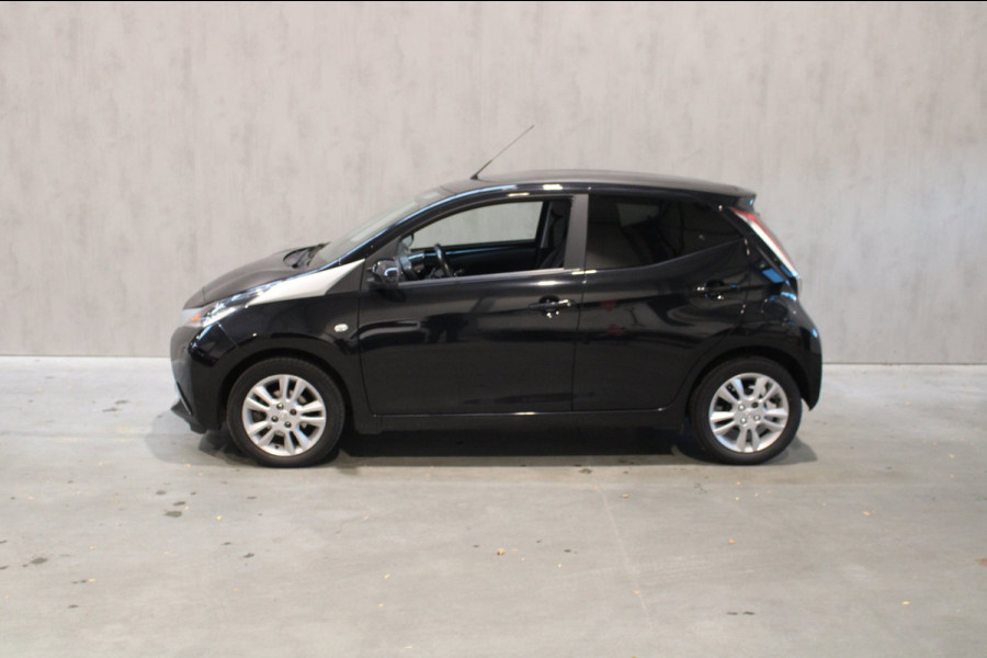 Toyota Aygo 1.0 VVT-i x-joy Camera/Navigatie Prijs is rijklaar incl bovag garantie