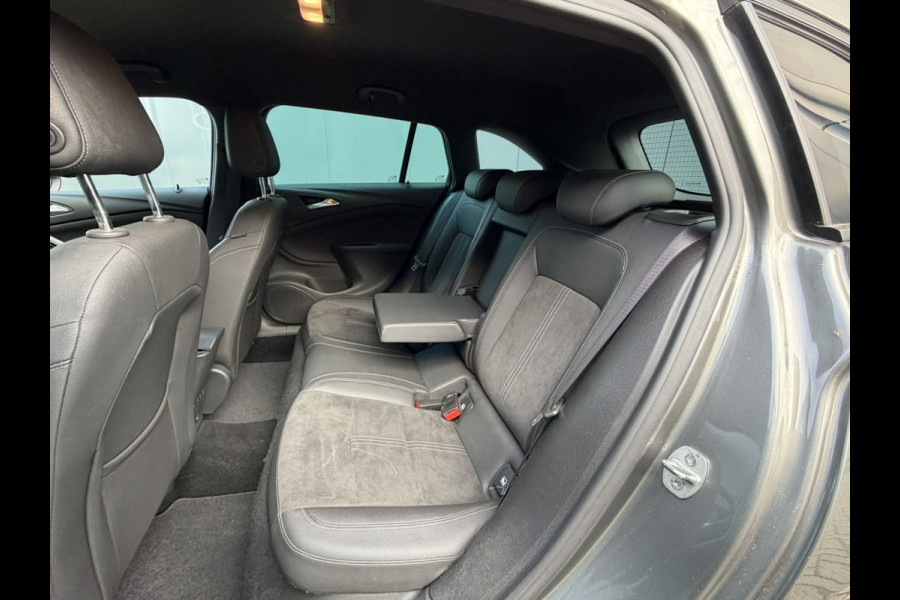 Opel Astra Sports Tourer 1.4 Ultimate | Automaat | Trekhaak | Camera | AGR | Stoelverwarming V+A | Apple Carplay/Android Auto | Meer foto's volgen