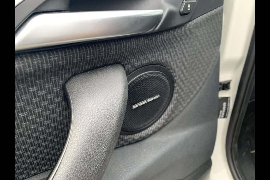 BMW X2 sDrive18i High Executive | Trekhaak | Stoelverwarming | Carplay | Harman Kardon | Climate Control |