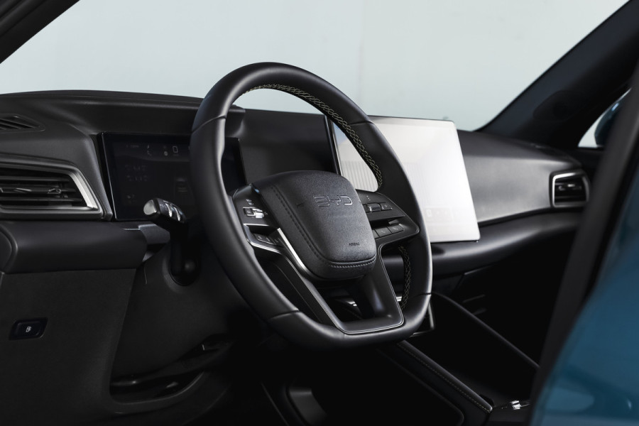 BYD ATTO 2 1.5 DM-i Boost | Panodak | Dig. Cockpit | Adapt. Cruise | Stoel-+Stuurverw. | PDC | 360 Camera | NAV + Carplay / Android | ECC | LM 17" | 1019