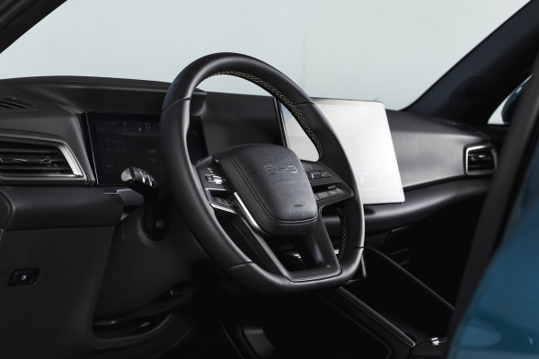 BYD ATTO 2 1.5 DM-i Boost | Panodak | Dig. Cockpit | Adapt. Cruise | Stoel-+Stuurverw. | PDC | 360 Camera | NAV + Carplay / Android | ECC | LM 17" | 1019