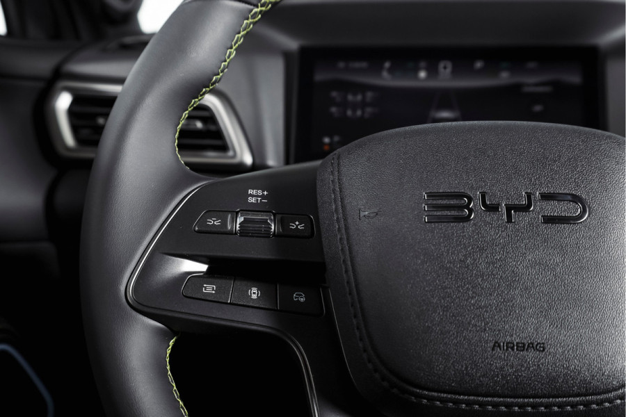 BYD ATTO 2 1.5 DM-i Boost | Panodak | Dig. Cockpit | Adapt. Cruise | Stoel-+Stuurverw. | PDC | 360 Camera | NAV + Carplay / Android | ECC | LM 17" | 1019