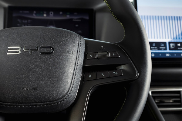 BYD ATTO 2 1.5 DM-i Boost | Panodak | Dig. Cockpit | Adapt. Cruise | Stoel-+Stuurverw. | PDC | 360 Camera | NAV + Carplay / Android | ECC | LM 17" | 1019