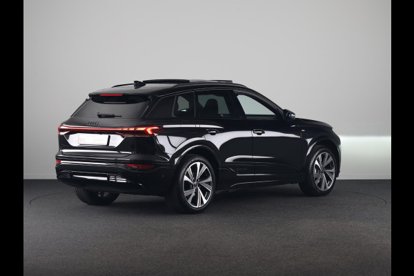 Audi Q6 e-tron S edition performance 100 kWh 306 pk | SOH 99,50% | Verlengde garantie | Navigatie | Warmetepomp | Panoramadak | Trekhaak (wegklapbaar) | Lederen bekleding | B&O Soundsystem | Rondomzicht camera | Head-up display | S-Line |