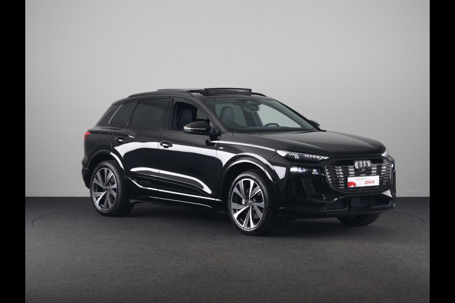 Audi Q6 e-tron S edition performance 100 kWh 306 pk | SOH 99,50% | Verlengde garantie | Navigatie | Warmetepomp | Panoramadak | Trekhaak (wegklapbaar) | Lederen bekleding | B&O Soundsystem | Rondomzicht camera | Head-up display | S-Line |