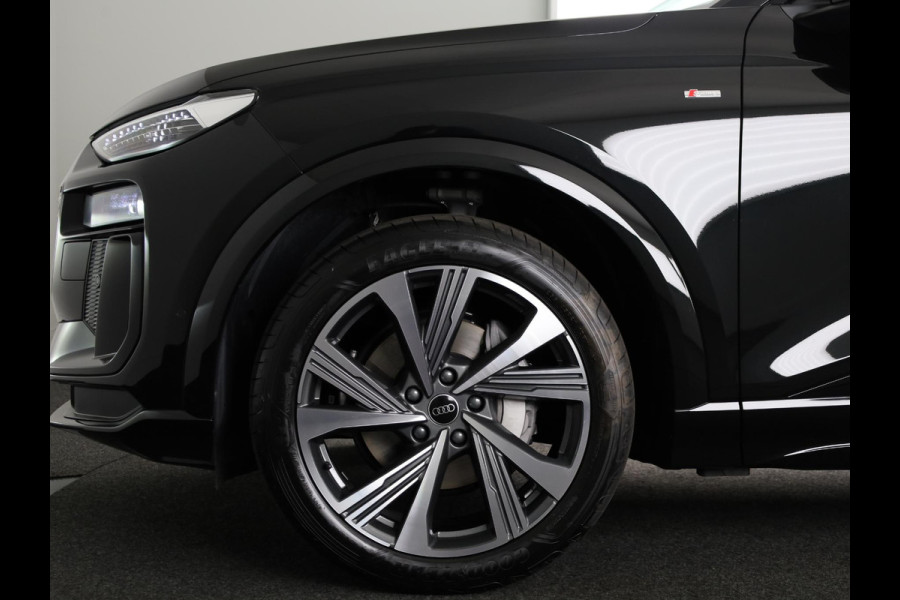 Audi Q6 e-tron S edition performance 100 kWh 306 pk | SOH 99,50% | Verlengde garantie | Navigatie | Warmetepomp | Panoramadak | Trekhaak (wegklapbaar) | Lederen bekleding | B&O Soundsystem | Rondomzicht camera | Head-up display | S-Line |