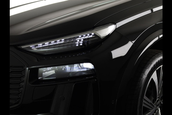 Audi Q6 e-tron S edition performance 100 kWh 306 pk | SOH 99,50% | Verlengde garantie | Navigatie | Warmetepomp | Panoramadak | Trekhaak (wegklapbaar) | Lederen bekleding | B&O Soundsystem | Rondomzicht camera | Head-up display | S-Line |
