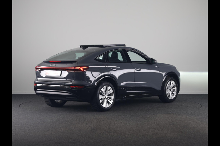 Audi Q6 Sportback e-tron Advanced edition 83 kWh 252 pk | Private lease vanaf € 998,- per maand | Verlengde garantie | Navigatie | Warmtepomp | Panoramadak | Parkeersensoren (Park assist) | Rondomzicht camera | Stoelverwarming v/a |