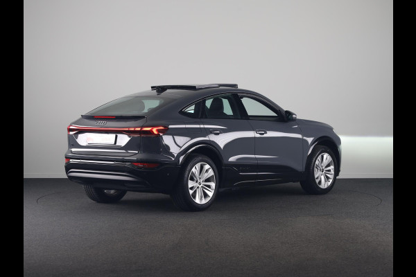 Audi Q6 Sportback e-tron Advanced edition 83 kWh 252 pk | Private lease vanaf € 998,- per maand | Verlengde garantie | Navigatie | Warmtepomp | Panoramadak | Parkeersensoren (Park assist) | Rondomzicht camera | Stoelverwarming v/a |