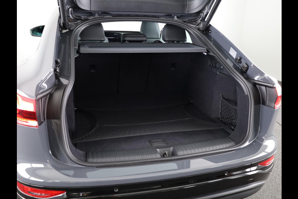 Audi Q6 Sportback e-tron Advanced edition 83 kWh 252 pk | Private lease vanaf € 998,- per maand | Verlengde garantie | Navigatie | Warmtepomp | Panoramadak | Parkeersensoren (Park assist) | Rondomzicht camera | Stoelverwarming v/a |