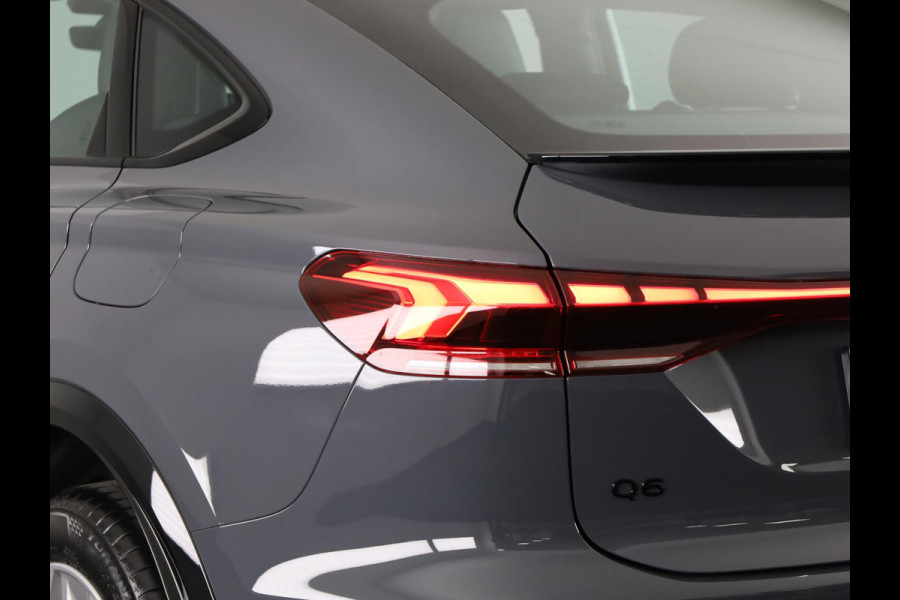 Audi Q6 Sportback e-tron Advanced edition 83 kWh 252 pk | Private lease vanaf € 998,- per maand | Verlengde garantie | Navigatie | Warmtepomp | Panoramadak | Parkeersensoren (Park assist) | Rondomzicht camera | Stoelverwarming v/a |