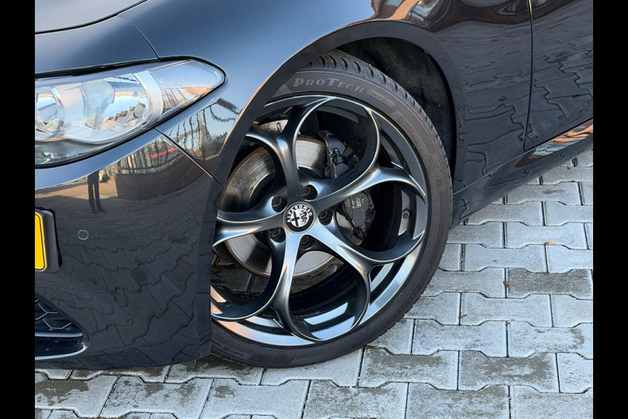 Alfa Romeo Giulia 2.0T Super | Leder | Pano | Camera | Stoel en stuurverwarming | Volledig onderhouden