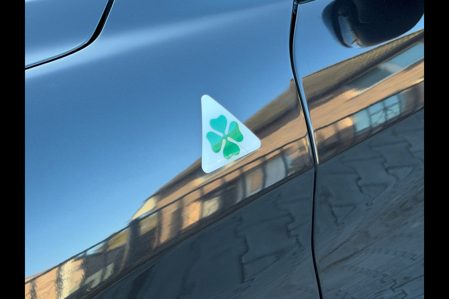 Alfa Romeo Giulia 2.0T Super | Leder | Pano | Camera | Stoel en stuurverwarming | Volledig onderhouden