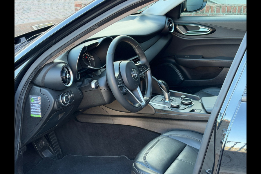 Alfa Romeo Giulia 2.0T Super | Leder | Pano | Camera | Stoel en stuurverwarming | Volledig onderhouden