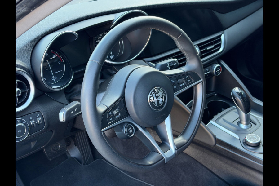 Alfa Romeo Giulia 2.0T Super | Leder | Pano | Camera | Stoel en stuurverwarming | Volledig onderhouden