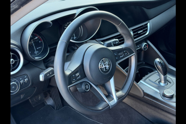 Alfa Romeo Giulia 2.0T Super | Leder | Pano | Camera | Stoel en stuurverwarming | Volledig onderhouden