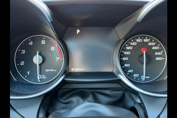 Alfa Romeo Giulia 2.0T Super | Leder | Pano | Camera | Stoel en stuurverwarming | Volledig onderhouden