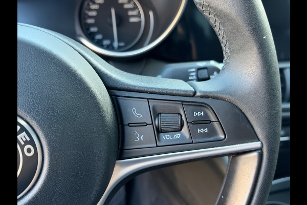 Alfa Romeo Giulia 2.0T Super | Leder | Pano | Camera | Stoel en stuurverwarming | Volledig onderhouden