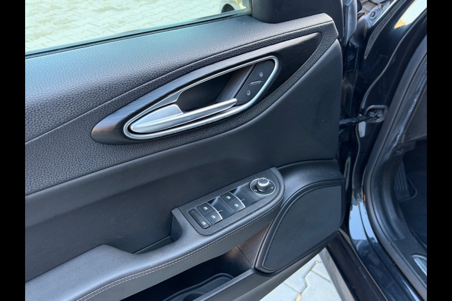 Alfa Romeo Giulia 2.0T Super | Leder | Pano | Camera | Stoel en stuurverwarming | Volledig onderhouden