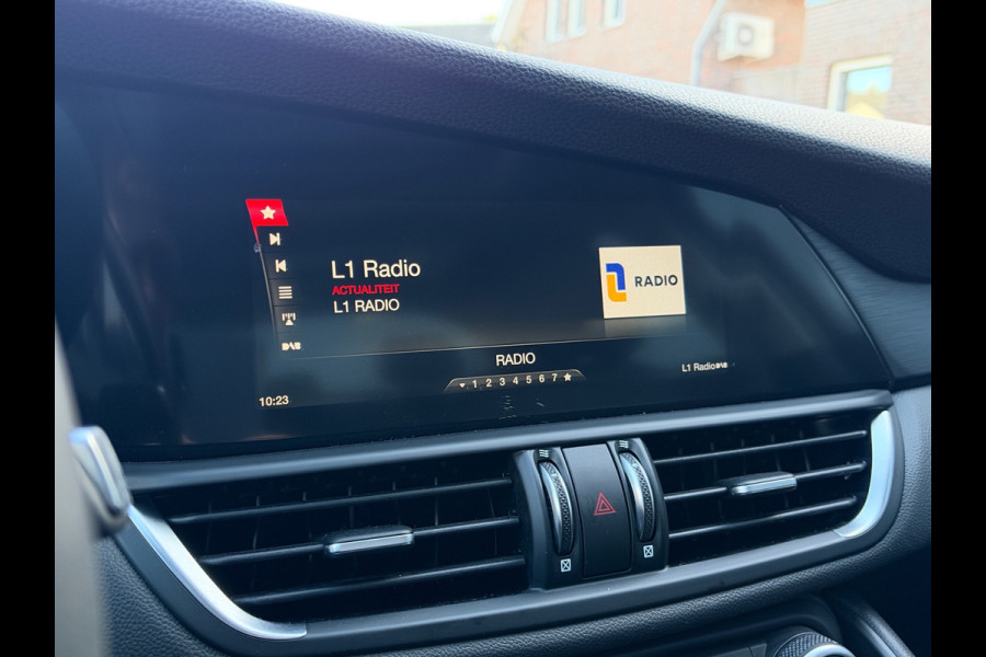 Alfa Romeo Giulia 2.0T Super | Leder | Pano | Camera | Stoel en stuurverwarming | Volledig onderhouden