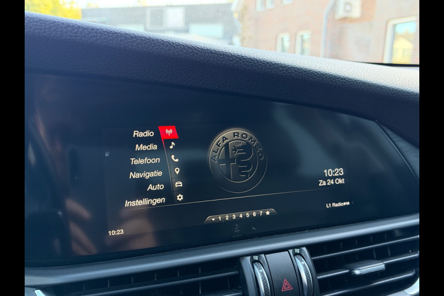 Alfa Romeo Giulia 2.0T Super | Leder | Pano | Camera | Stoel en stuurverwarming | Volledig onderhouden
