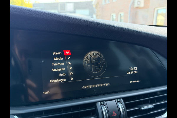 Alfa Romeo Giulia 2.0T Super | Leder | Pano | Camera | Stoel en stuurverwarming | Volledig onderhouden