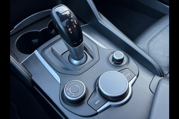 Alfa Romeo Giulia 2.0T Super | Leder | Pano | Camera | Stoel en stuurverwarming | Volledig onderhouden