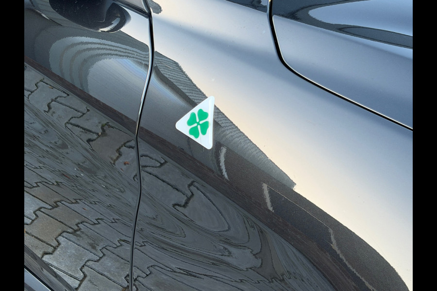 Alfa Romeo Giulia 2.0T Super | Leder | Pano | Camera | Stoel en stuurverwarming | Volledig onderhouden
