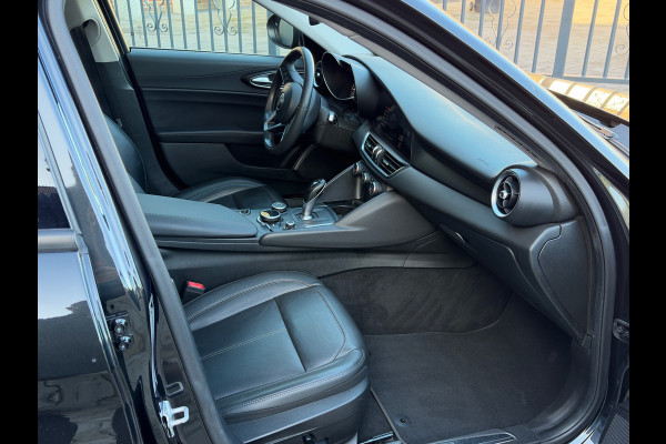 Alfa Romeo Giulia 2.0T Super | Leder | Pano | Camera | Stoel en stuurverwarming | Volledig onderhouden