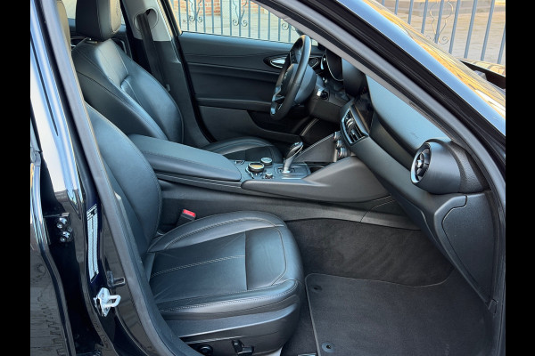 Alfa Romeo Giulia 2.0T Super | Leder | Pano | Camera | Stoel en stuurverwarming | Volledig onderhouden