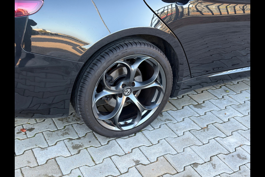 Alfa Romeo Giulia 2.0T Super | Leder | Pano | Camera | Stoel en stuurverwarming | Volledig onderhouden