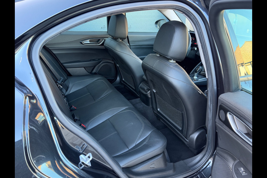 Alfa Romeo Giulia 2.0T Super | Leder | Pano | Camera | Stoel en stuurverwarming | Volledig onderhouden