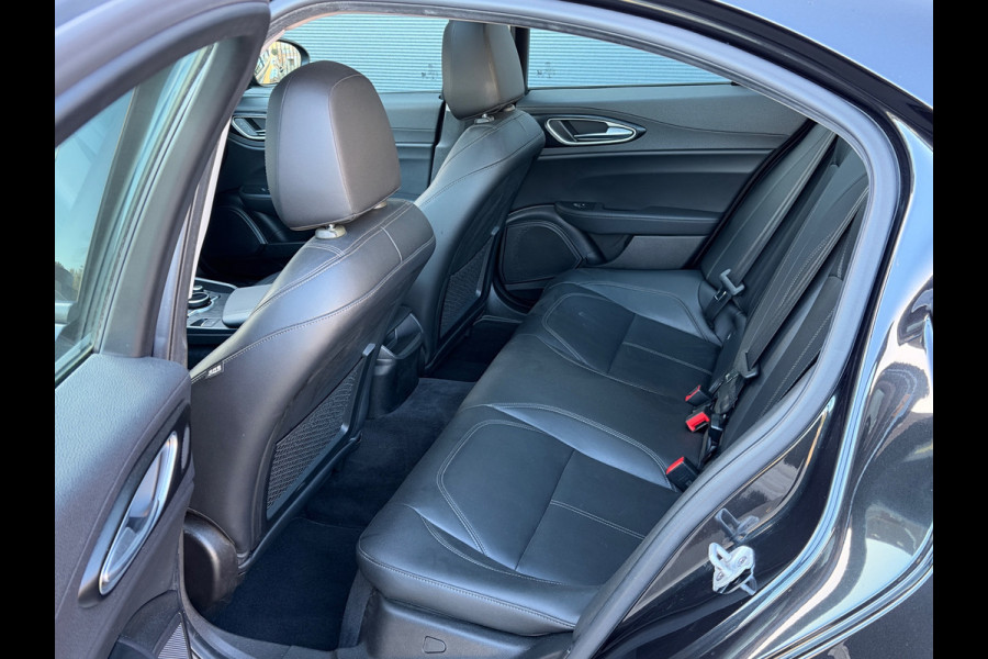 Alfa Romeo Giulia 2.0T Super | Leder | Pano | Camera | Stoel en stuurverwarming | Volledig onderhouden