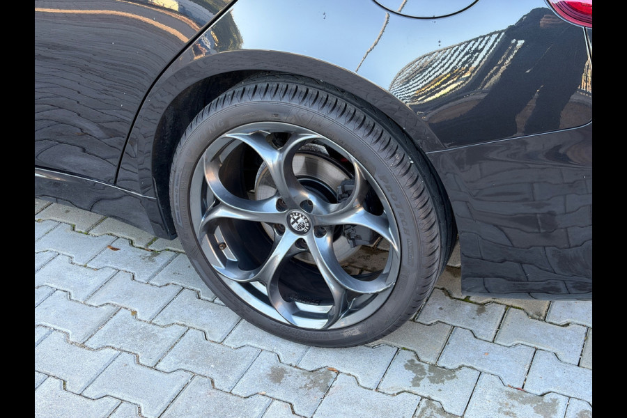 Alfa Romeo Giulia 2.0T Super | Leder | Pano | Camera | Stoel en stuurverwarming | Volledig onderhouden