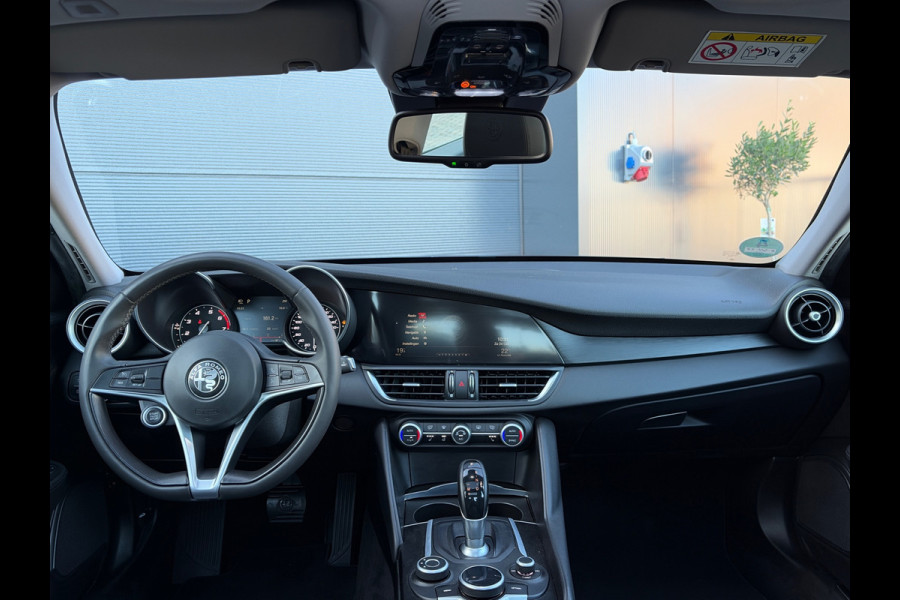Alfa Romeo Giulia 2.0T Super | Leder | Pano | Camera | Stoel en stuurverwarming | Volledig onderhouden