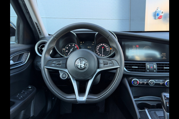 Alfa Romeo Giulia 2.0T Super | Leder | Pano | Camera | Stoel en stuurverwarming | Volledig onderhouden