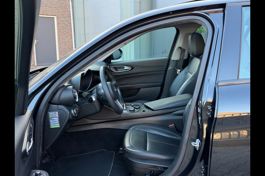 Alfa Romeo Giulia 2.0T Super | Leder | Pano | Camera | Stoel en stuurverwarming | Volledig onderhouden